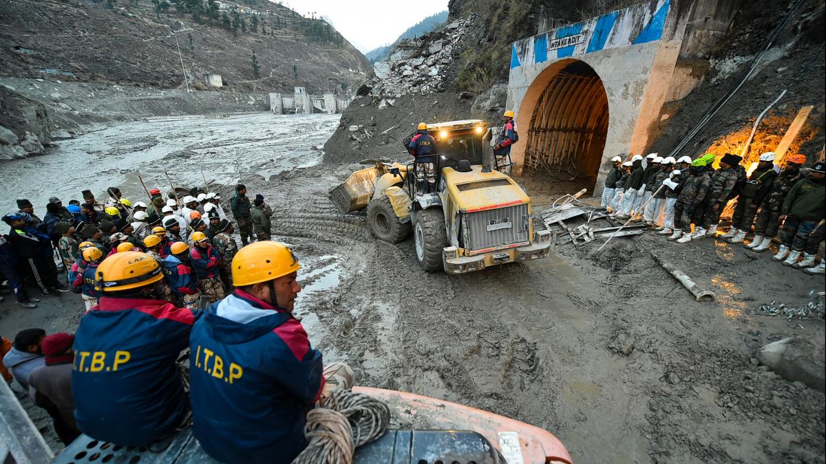 तपोवन की सुरंग में फंसे लोगों को निकालने की कोशिश (PTI)