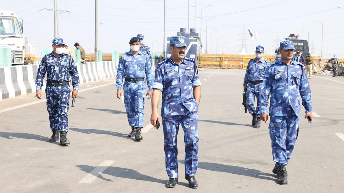 गाजीपुर बॉर्डर पर तैनात सुरक्षाबल के जवान (फोटो-ANI)