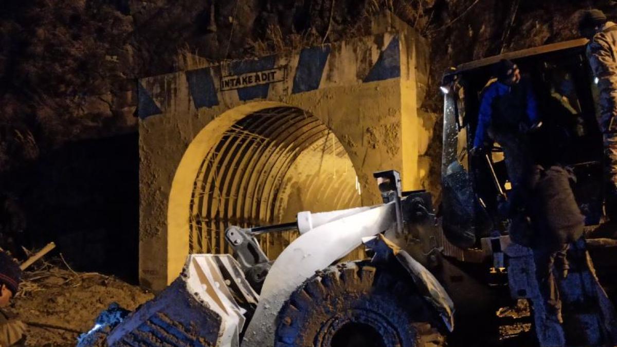 तपोवन में रात में भी रेस्क्यू ऑपरेशन जारी है (फोटो- आजतक)