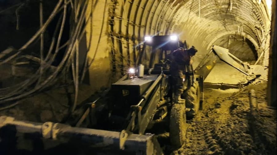 सुरंग में रेस्क्यू का काम जारी