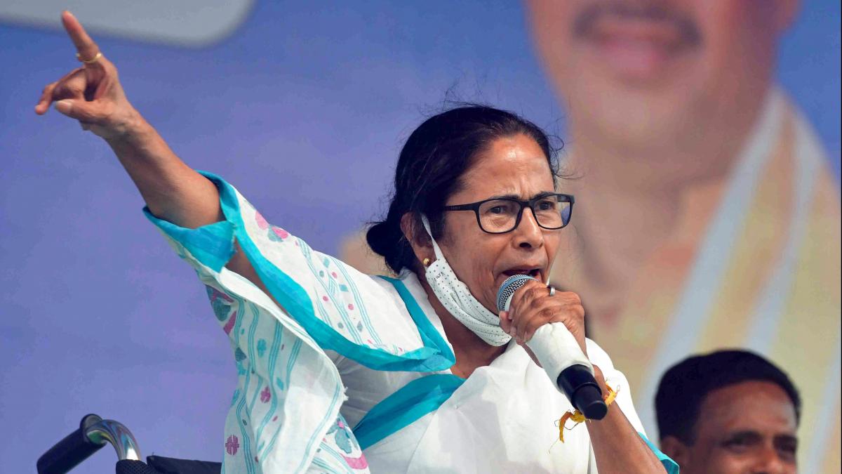 नंदीग्राम में बंगाल की मुख्यमंत्री ममता बनर्जी का रोड शो (फाइल फोटो: PTI)