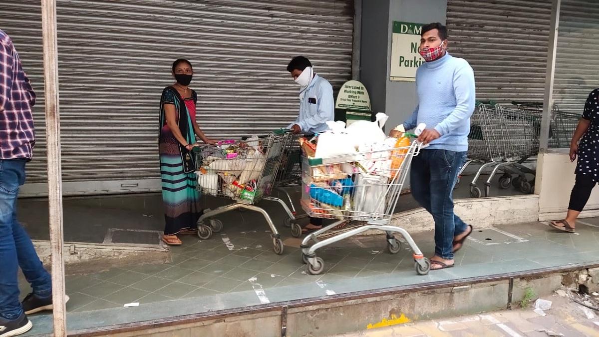 गुजरात में लोगों ने पैनिक बायिंग शुरु कर दी है.