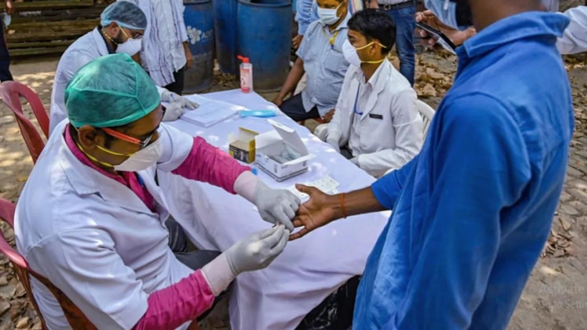 देश में कोरोना वायरस के मामले तेजी से बढ़ रहे हैं. (फाइल फोटो)