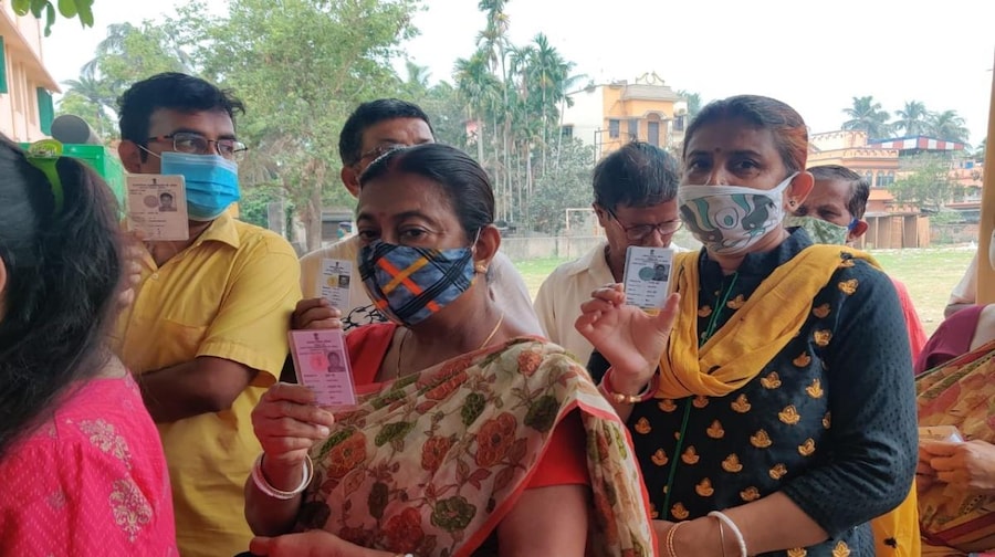 LIVE: बंगाल में आज चौथे चरण का मतदान, 5 जिलों की 44 सीटों पर होगी वोटिंग - bengal election 2021 4th phase voting live updates security arrangements polling booth - AajTak