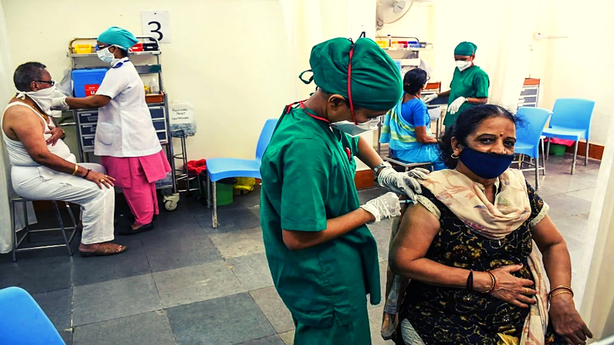 देश में आज से तीसरे चरण का वैक्सीनेशन शुरू हो रहा (फाइल फोटो)