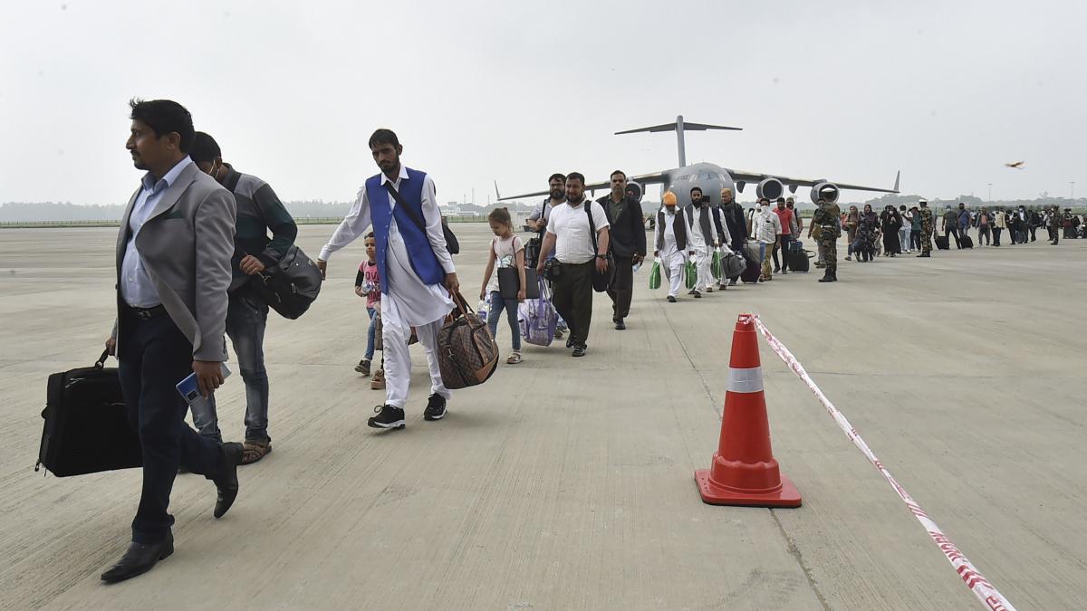 अफगानिस्तान से लोगों को निकालने का मिशन जारी (फोटो: PTI)