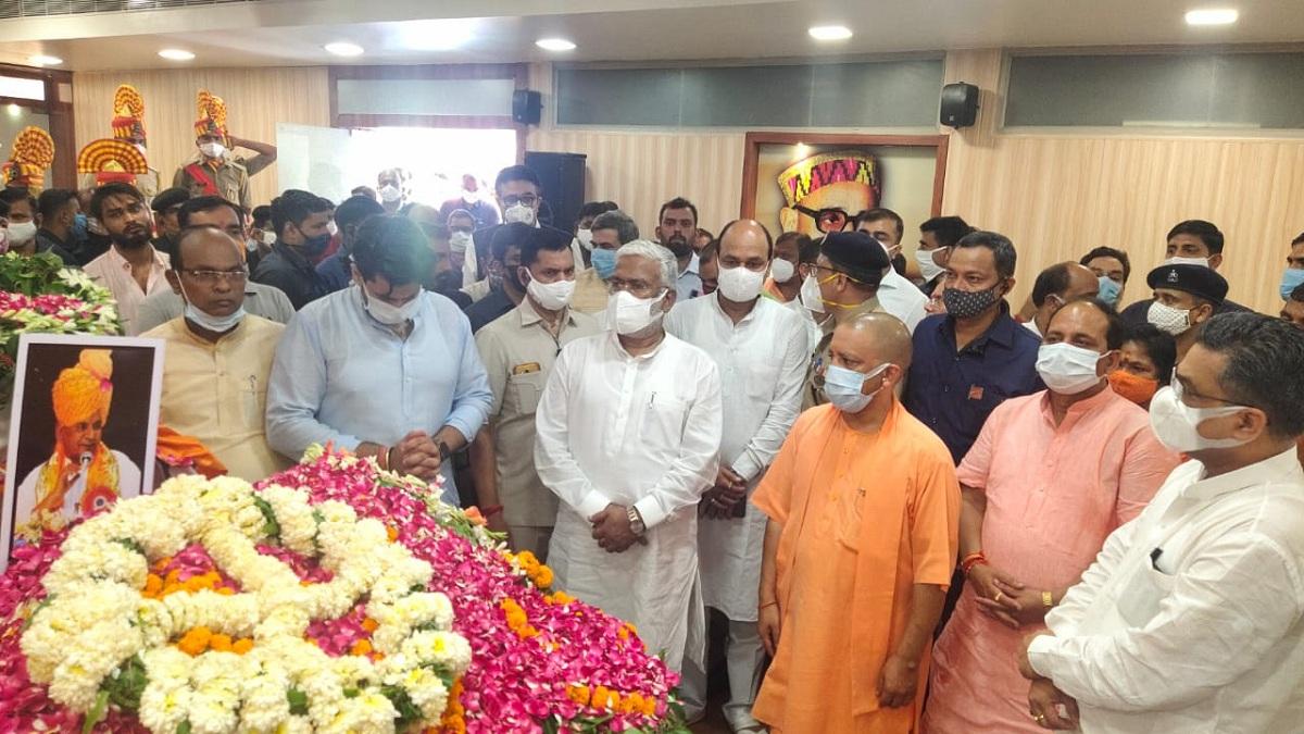 सीएम योगी और अन्य नेताओं ने भी कल्याण सिंह को श्रद्धांजलि दी.