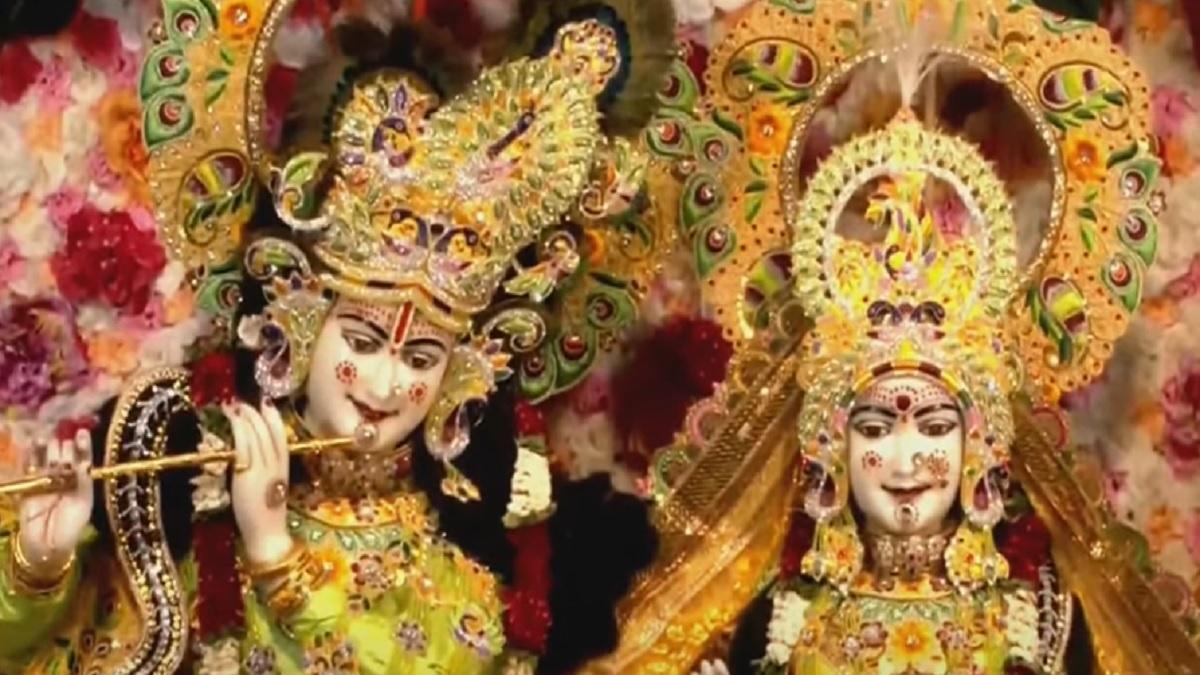 कृष्ण जन्मस्थली पर भगवान कृष्ण और राधा के दर्शन के लिए उमड़ी भारी भीड़.