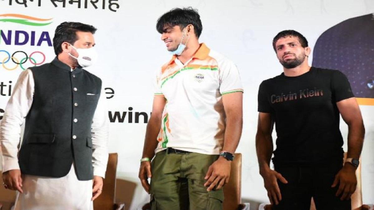 दिल्ली के अशोका होटल में सम्मान समारोह चल रहा है