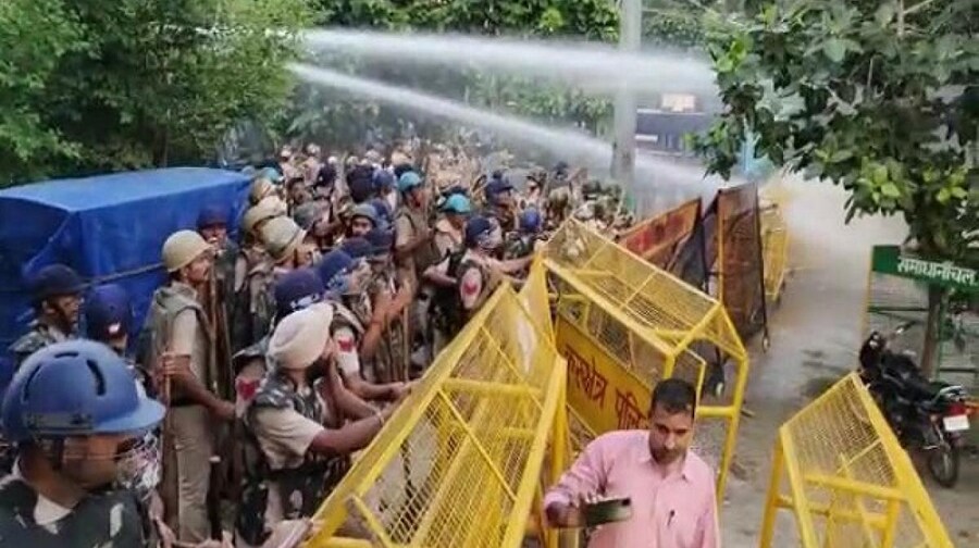 प्रदर्शनकारी किसानों पर पानी की बौछार