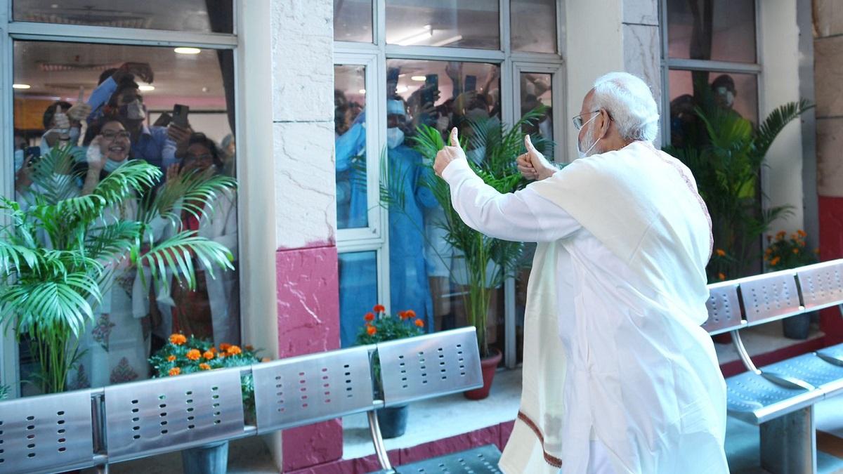 RML में हेल्थ वर्कर्स से मिले PM मोदी