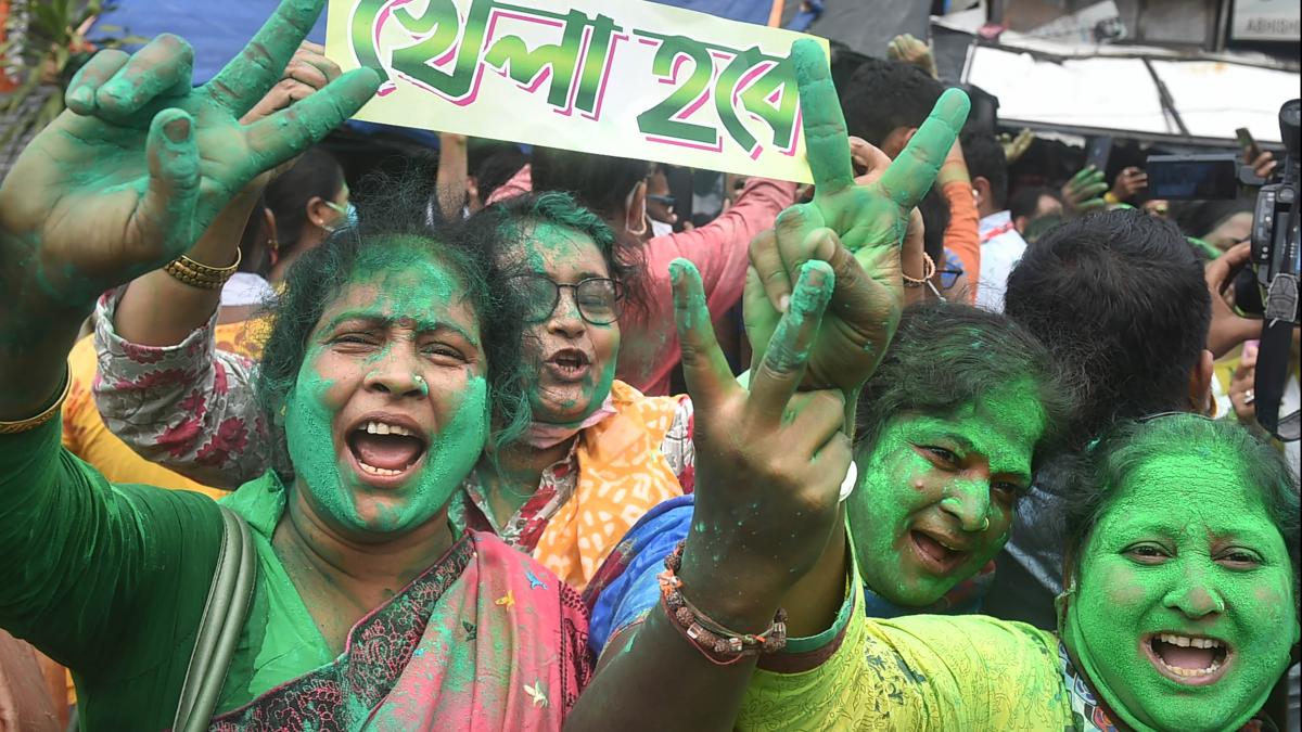 कोलकाला में जश्न मनाते TMC कार्यकर्ता (फोटो- पीटीआई)