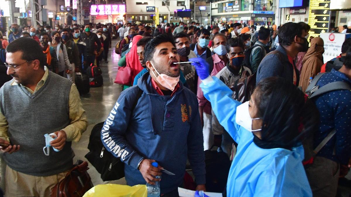 हेल्थ वर्कर्स यात्रियों का सैंपल लेते हुए. (फोटो:PTI)