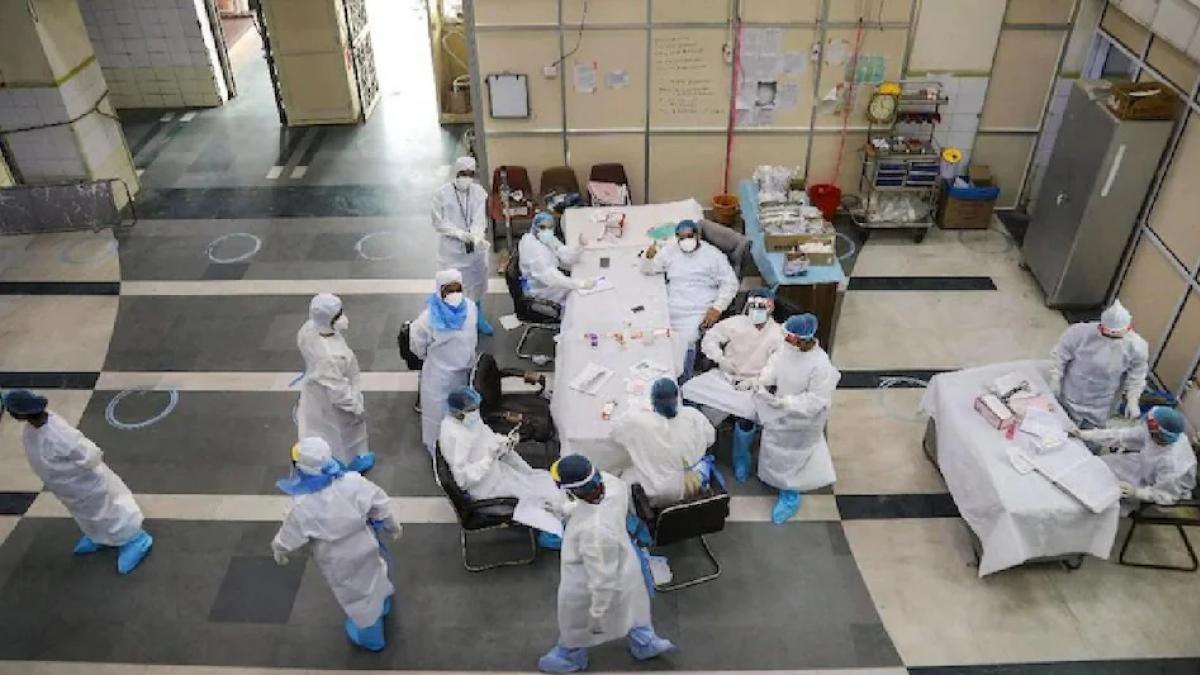 कोरोना वार्ड के बाहर मौजूद डॉक्टर. (फाइल- पीटीआई) 