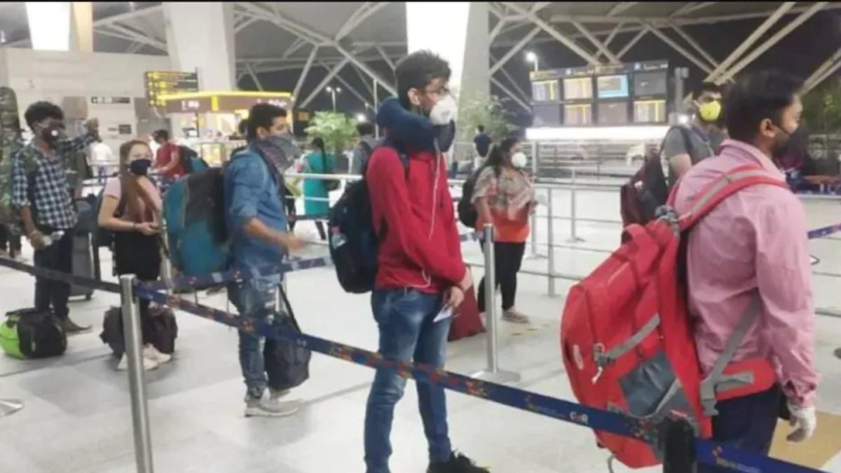 'ओमिक्रॉन' से तीसरी लहर का खतरा जताया जा रहा है. (फाइल फोटो)