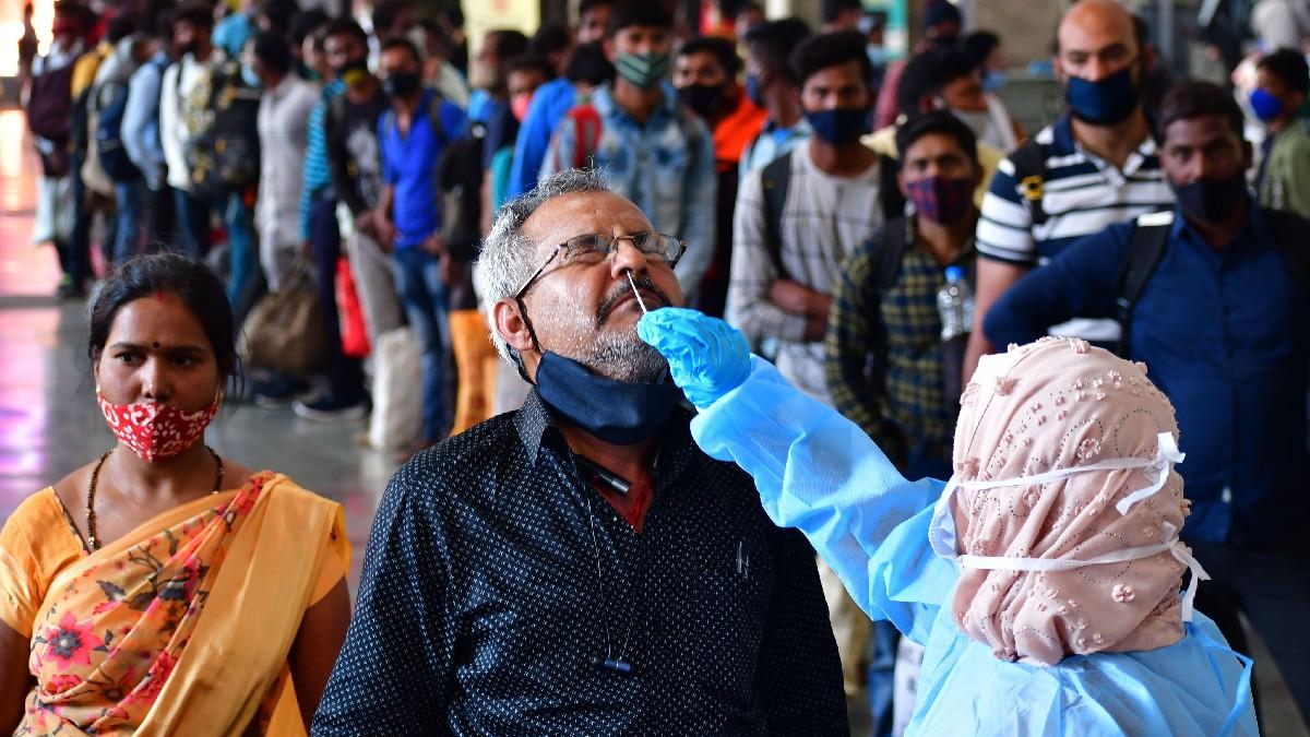 CSMT स्टेशन पर यात्री का स्वाब नमूना लेती हेल्थ वर्कर. (फोटो:पीटीआई)