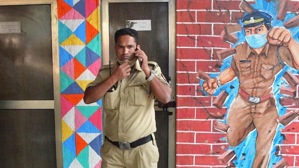 महाराष्ट्र में बड़ी संख्या में पुलिसकर्मी कोरोना संक्रमित हो रहे हैं. 