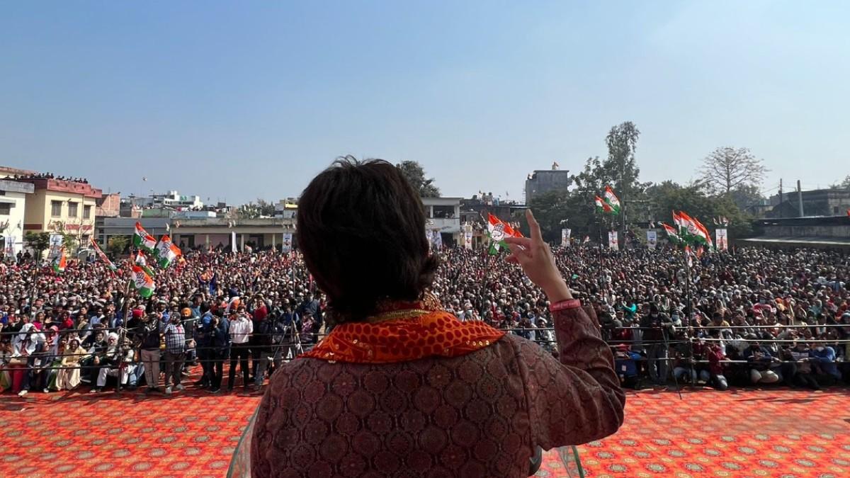 प्रियंका गांधी उत्तराखंड के खटीमा में चुनाव प्रचार करने पहुंचीं