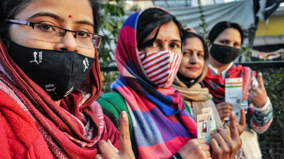 यूपी में आज दूसरे चरण के मतदान के दौरान वोट डालने पहुंचे वोटर