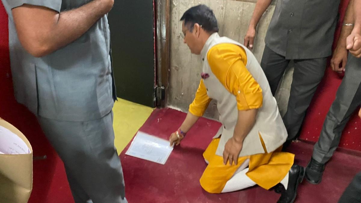 विधानसभा के दरवाजे पर मत्था टेकते आप विधायक अमन अरोड़ा.