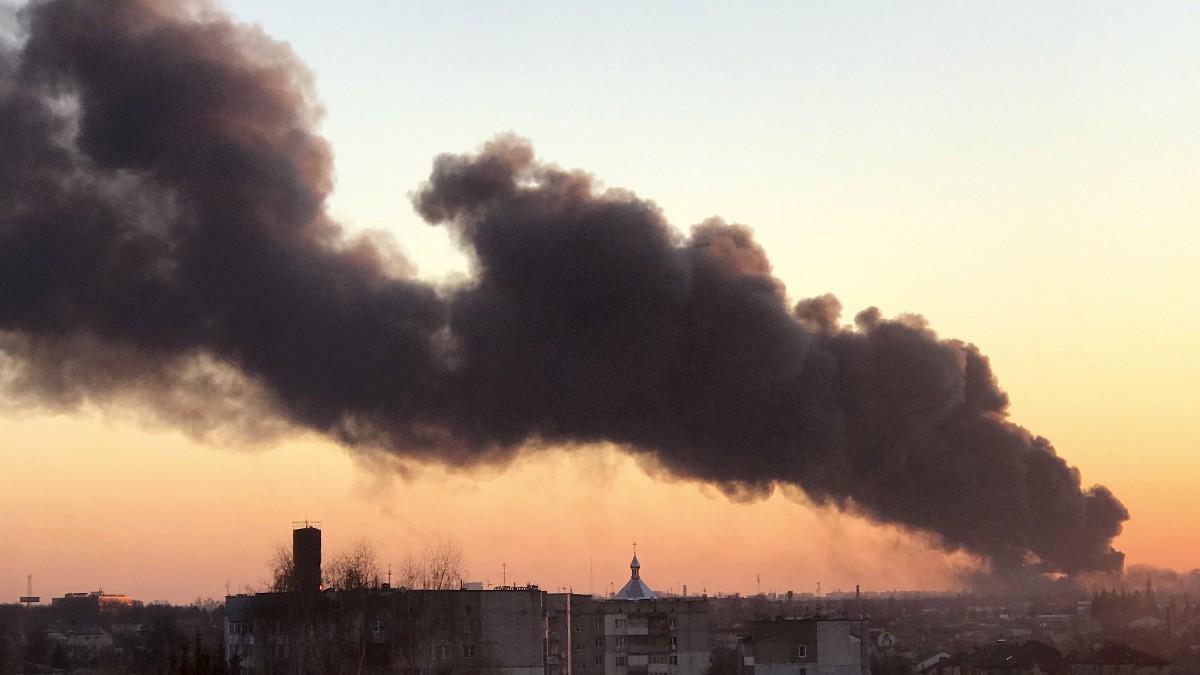 यूक्रेन के लवीव शहर में रूस के मिसाइल अटैक के बाद उठता धुआं.