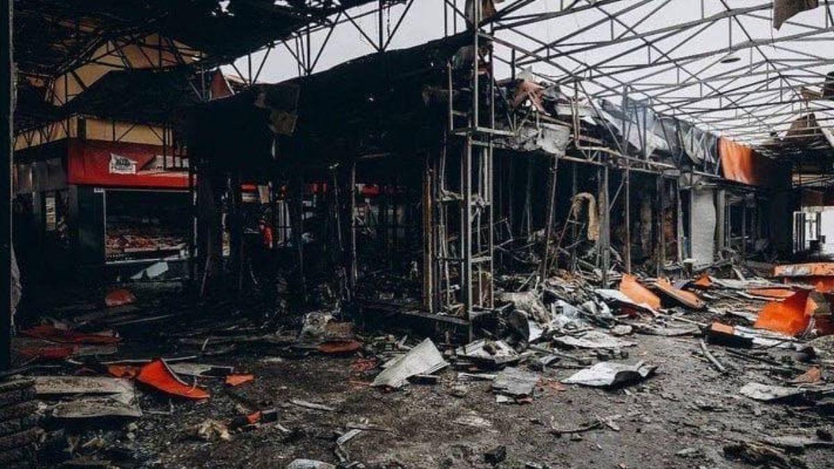 रूसी हमलों में खारकीव की एक मार्केट पूरी तरह से तहस नहस हो गई