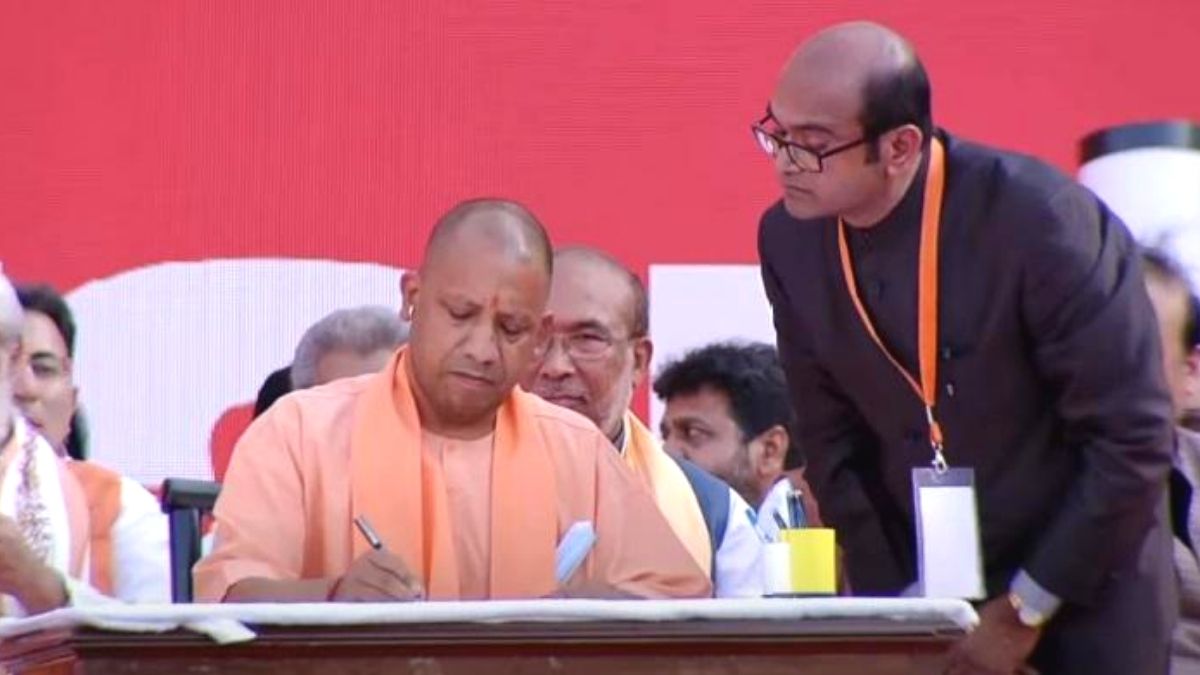 योगी आदित्यनाथ ने एक बार फिर सीएम पद की शपथ ली.