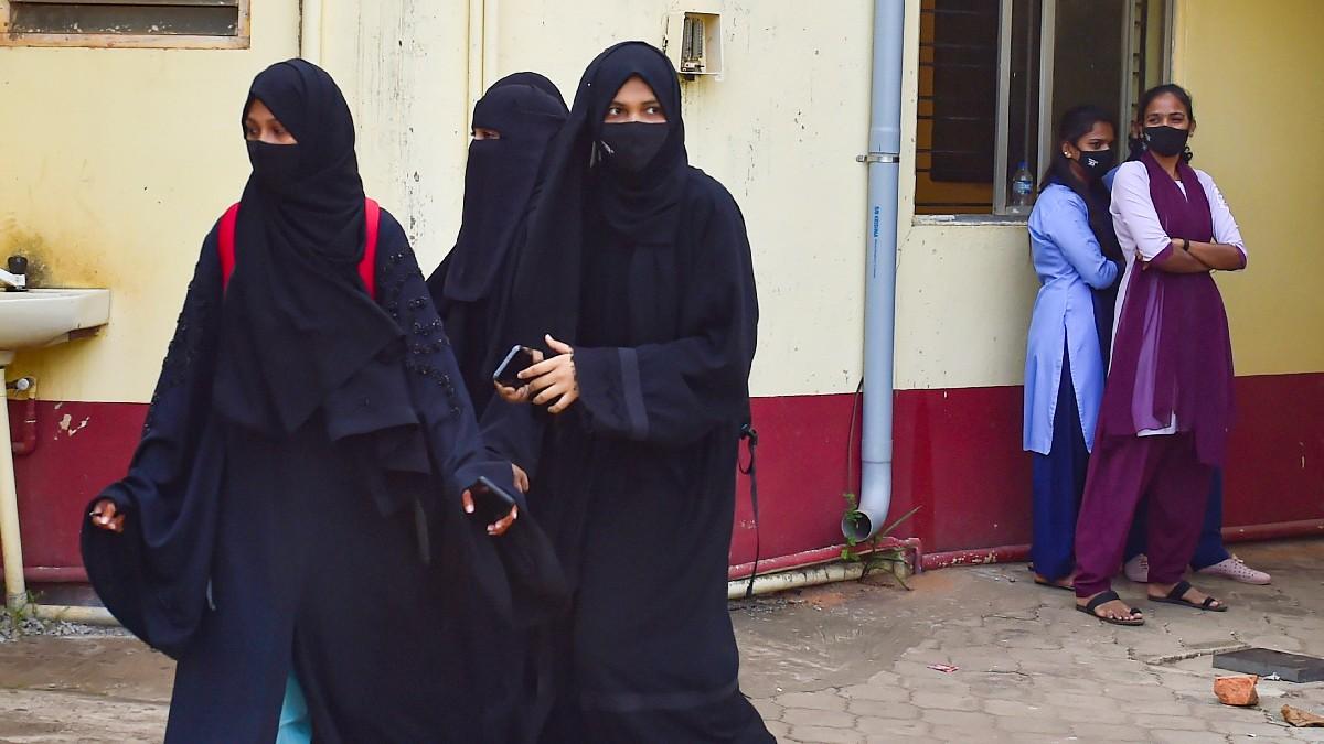 कोर्ट ने कहा- स्टूडेंट स्कूल यूनिफॉर्म पहनने से इनकार नहीं कर सकते