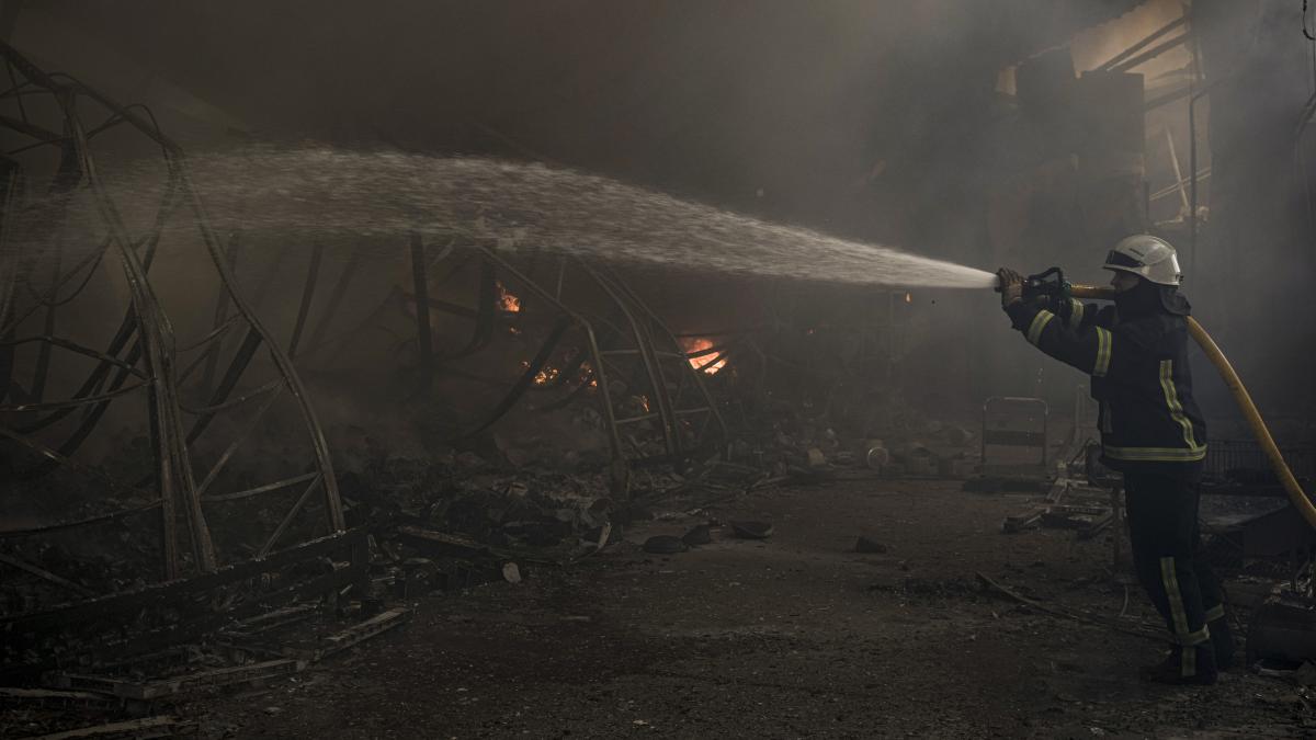 रूस के हमले में तबाह हो गई कीव में एक बिल्डिंग