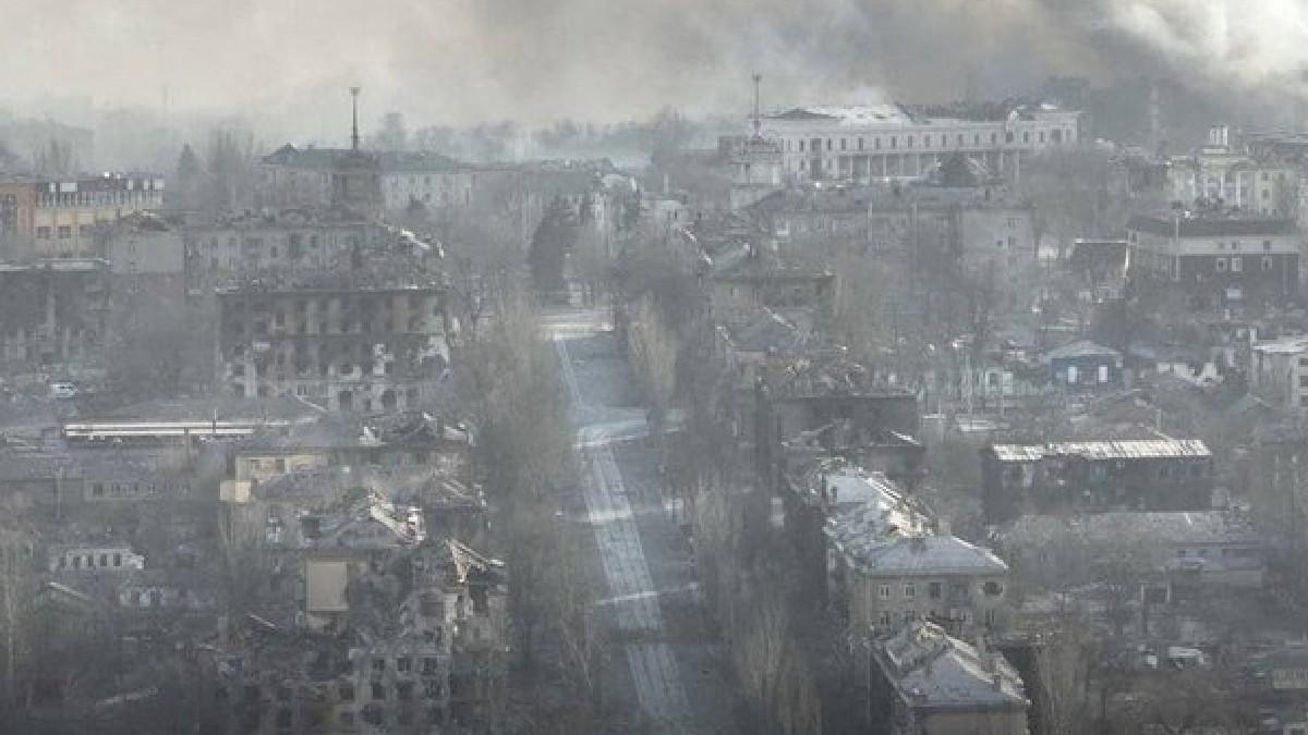रूसी बमबारी में तबाह मारियुपोल शहर