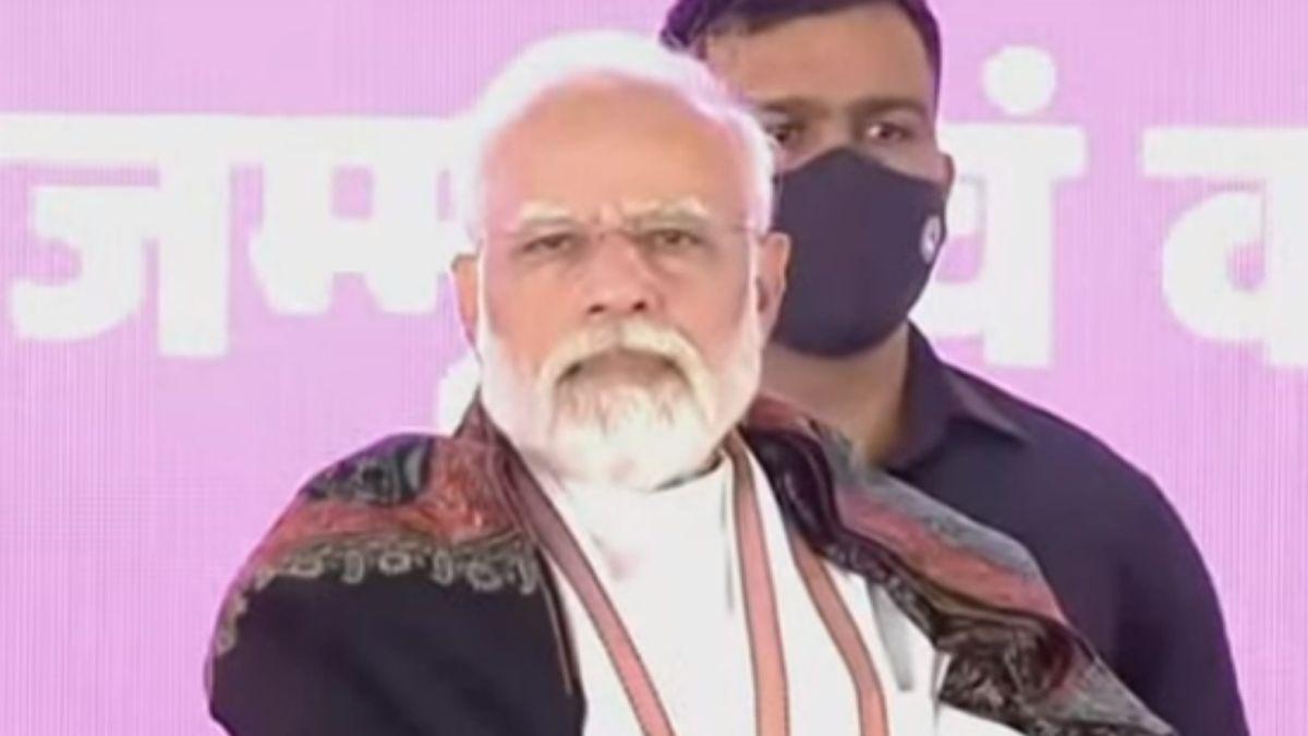 प्रधानमंत्री नरेंद्र मोदी जम्मू-कश्मीर के दौरे पर हैं