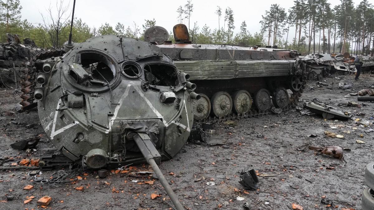 यूक्रेन की राजधानी कीव के नजदीक तबाह हुए रूसी टैंक. (PHOTO-AP)