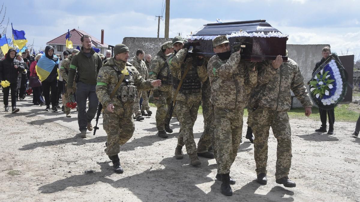 रूसी अटैक में मारे गए यूक्रेनी सैनिकों की अंतिम यात्रा. (फोटो:एपी)