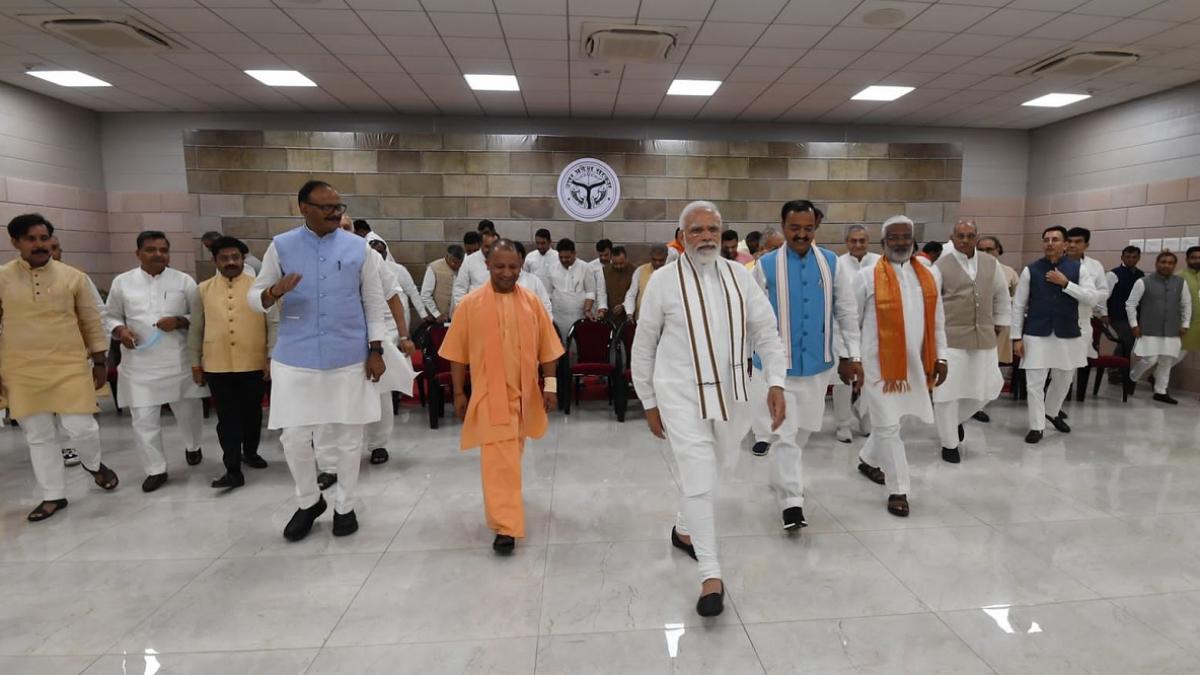 यूपी मंत्रिमंडल के साथ पीएम नरेंद्र मोदी.