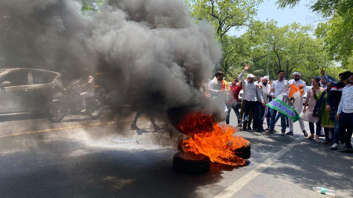 कांग्रेस के कार्यकर्ताओं ने फूंके टायर