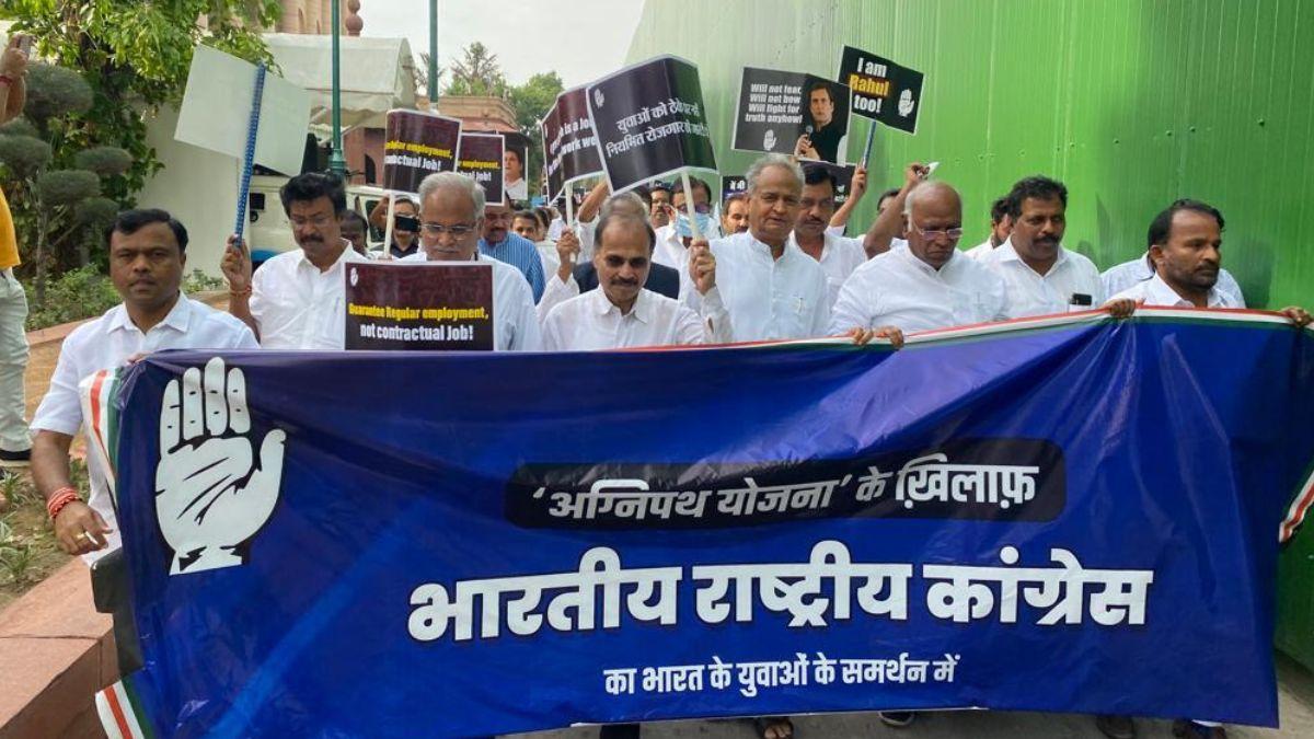 कांग्रेस ने अग्निपथ योजना के विरोध में मार्च निकाला