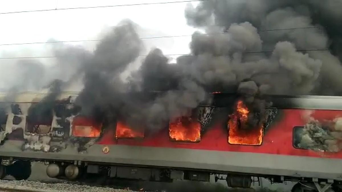 अग्निपथ योजना का विरोध कर रहे प्रदर्शनकारियों ने अलग-अलग राज्यों में कई ट्रेनों की बोगियां फूंक दीं.