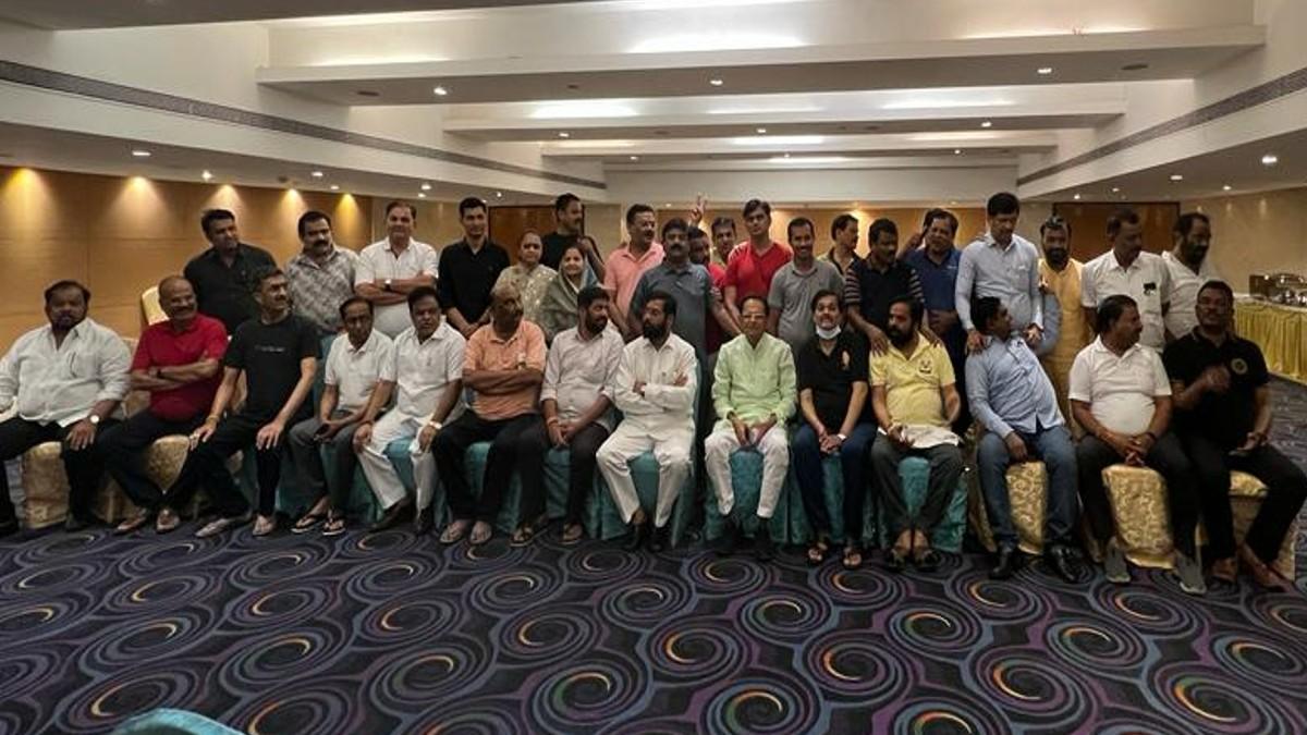 सूरत के होटल में शिवसेना और महाराष्ट्र के विधायकों की तस्वीर.