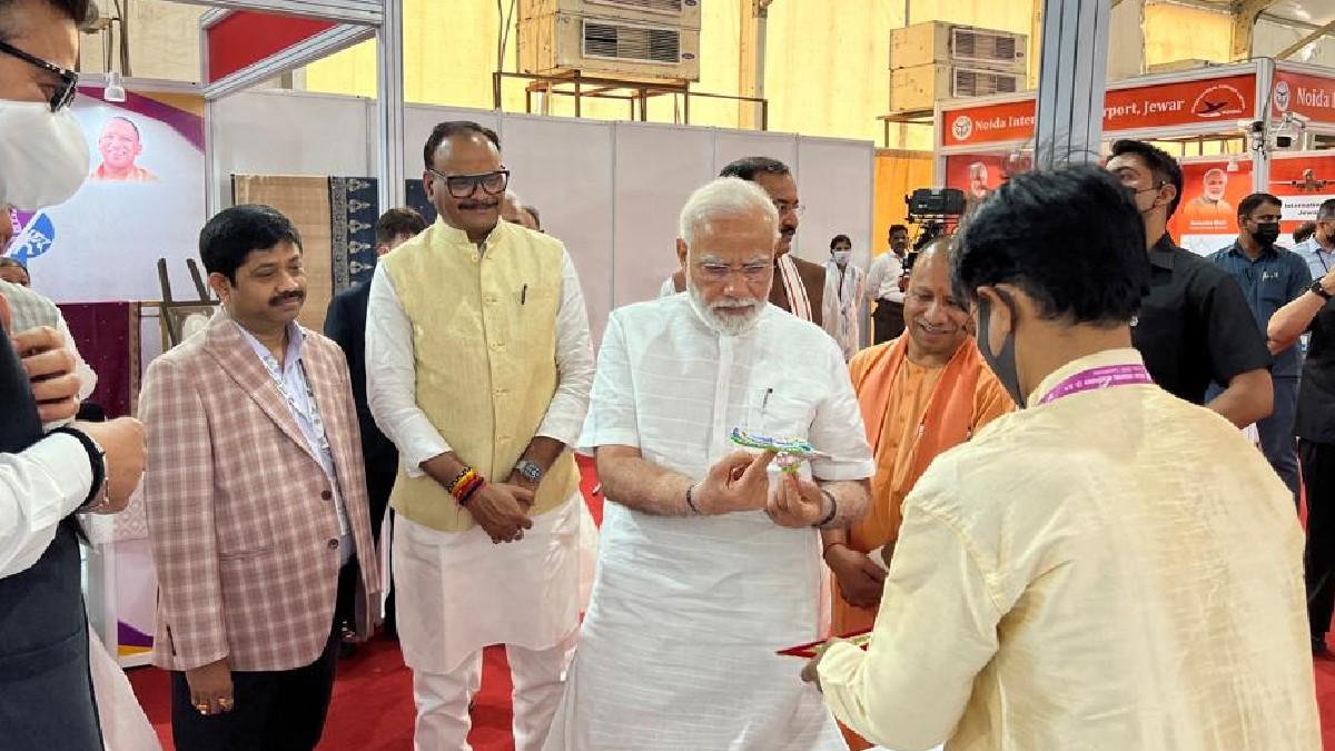 यूपी इंवेस्टर्स समिट में पीएम मोदी 