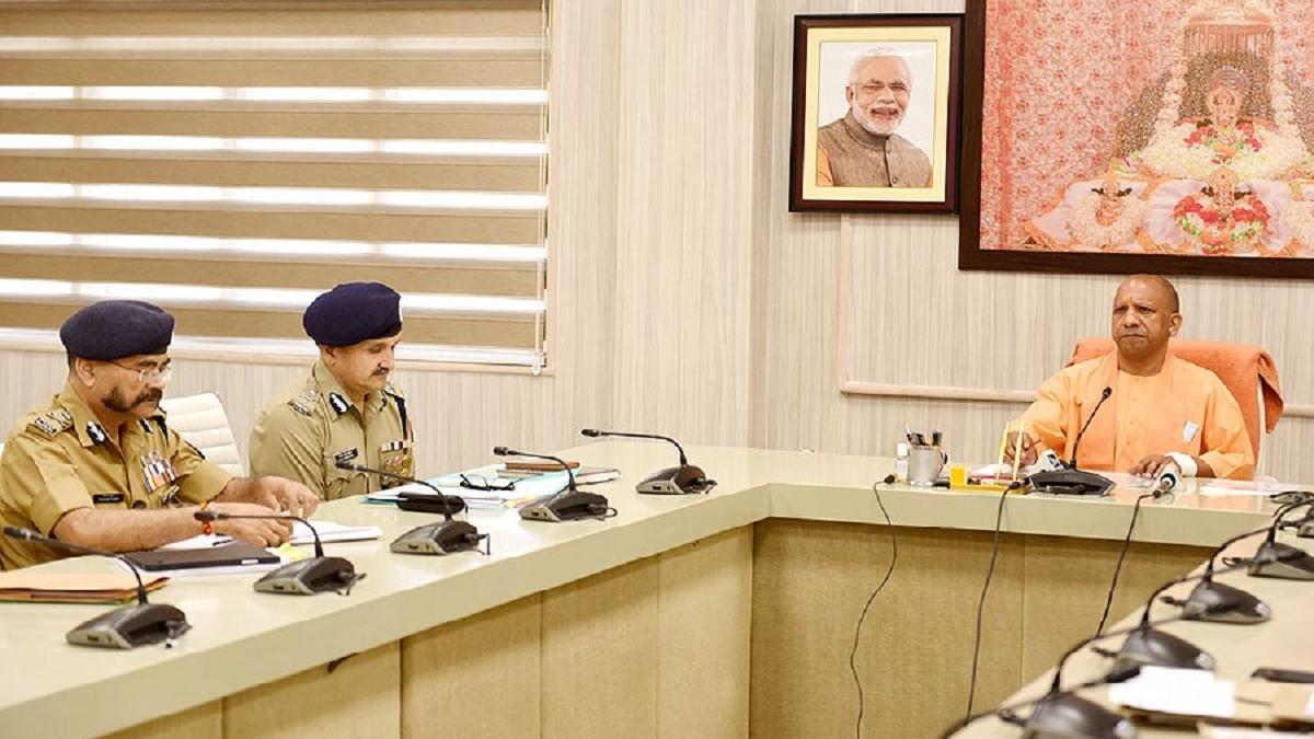 यूपी में हिंसा की घटनाओं के बाद मुख्यमंत्री योगी आदित्यनाथ ने अफसरों के साथ मीटिंग की.