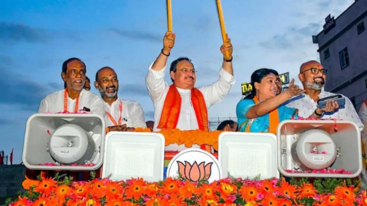 राष्ट्रीय कार्यकारिणी की बैठक से पहले जेपी नड्डा ने हैदराबाद में किया रोड शो (फोटोः PTI)