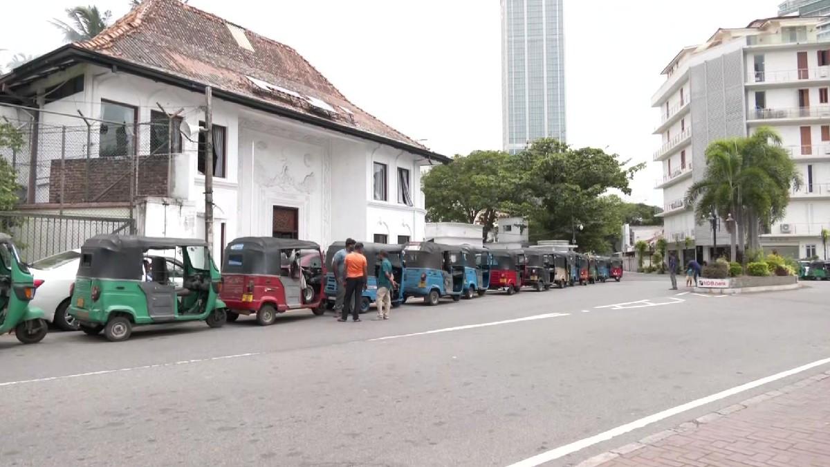 कोलंबो में पेट्रोल पंप के बाहर ऑटो चालकों की कतार.