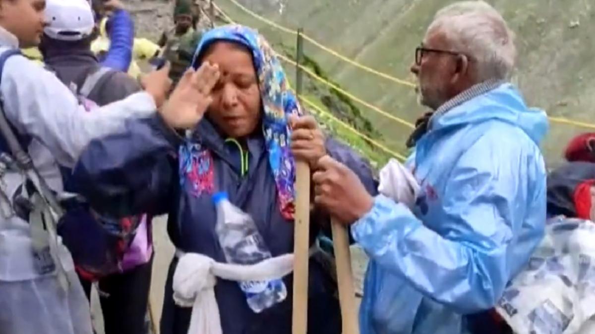 सेना के जवान लगातार श्रद्धालुओं को सुरक्षित निकाल रहे हैं.