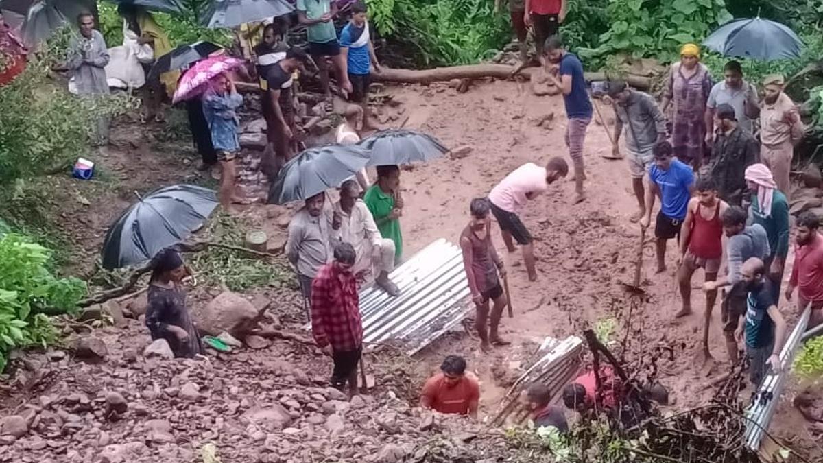 हादसे के बाद मौके पर मलबे को हटाते स्थानीय लोग.