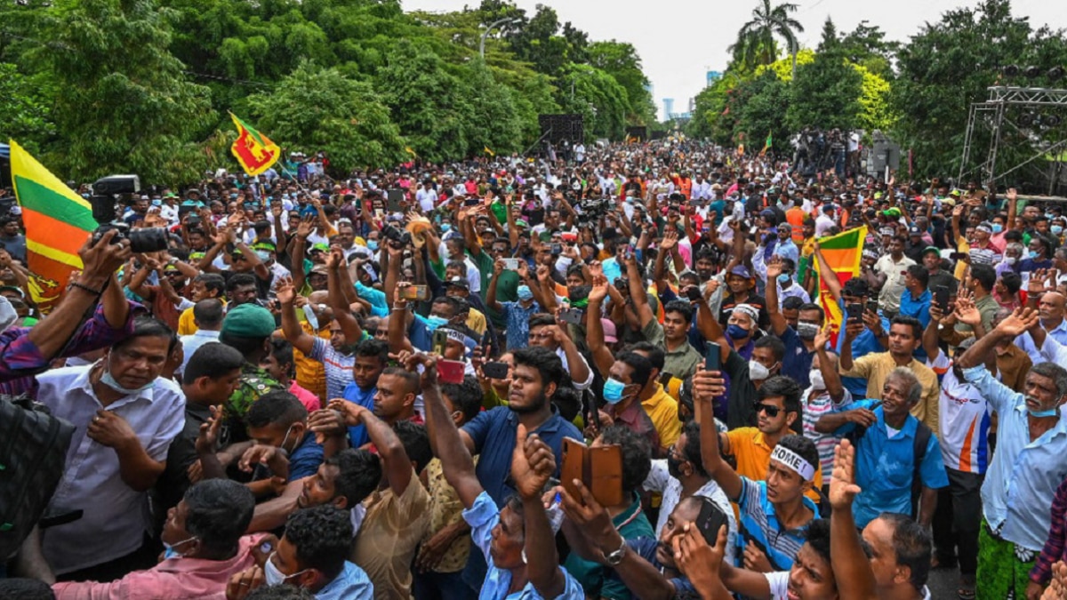 Sri lanka Crisis LIVE Updates: गोटाबाया राजपक्षे के भागने के बाद श्रीलंका में और बिगड़े हालात, संसद कूच कर रहे हजारों प्रदर्शनकारी