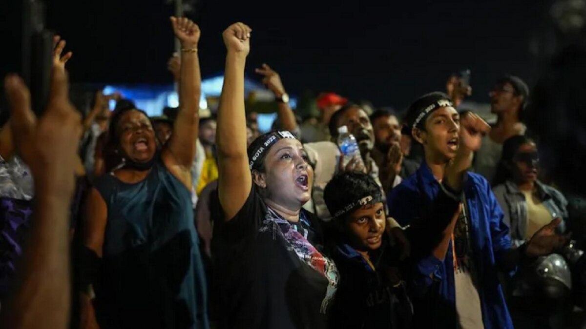 श्रीलंका में जनता सड़कों पर है