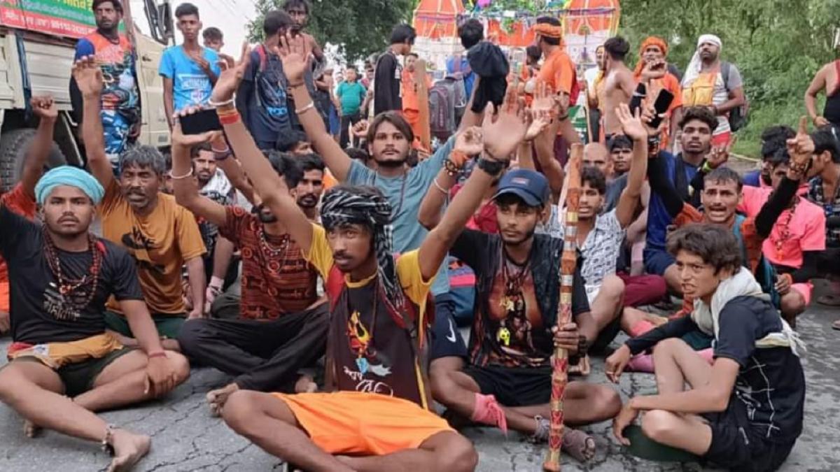 घटना से नाराज कांवड़ियों ने जाम लगा दिया.