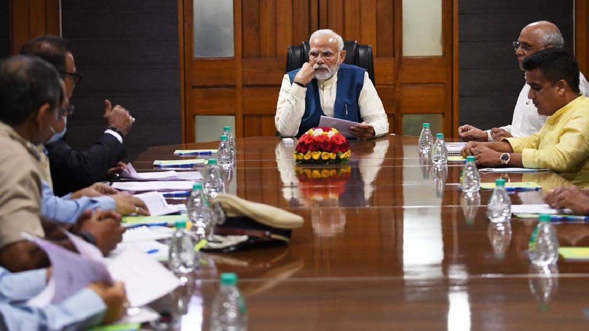 मोरबी हादसे पर हाई लेवल मीटिंग करते पीएम नरेंद्र मोदी.