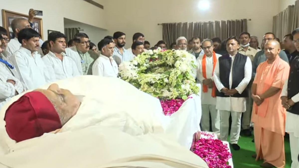 CM योगी ने सैफई में नेताजी को श्रद्धांजलि दी