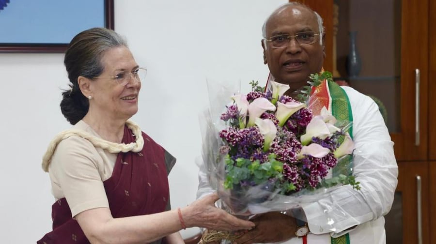 Congress President Polls Result 2022 Live Updates : मल्लिकार्जुन खड़गे या शशि थरूर? कांग्रेस को आज मिलेगा नया अध्यक्ष - Congress President Polls Result 2022 Live Updates Mallikarjun Kharge Shashi ...